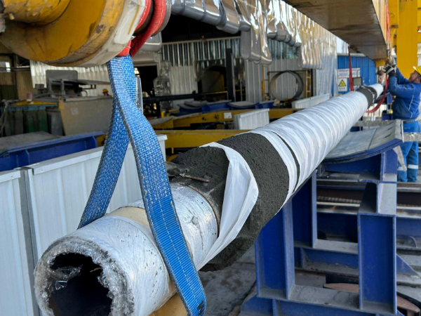 Concrete weight coated steel pipe with reinforcement mesh for submarine pipeline