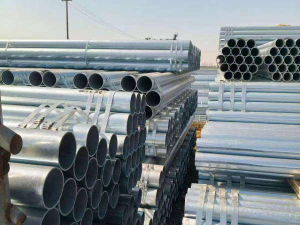 Hot-dipped galvanized seamless steel pipe with uniform zinc coating