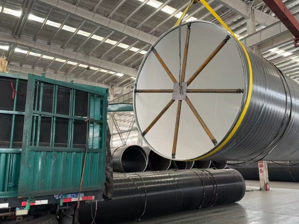 PE coated pipe bundle with anti-corrosion coating ready for shipment