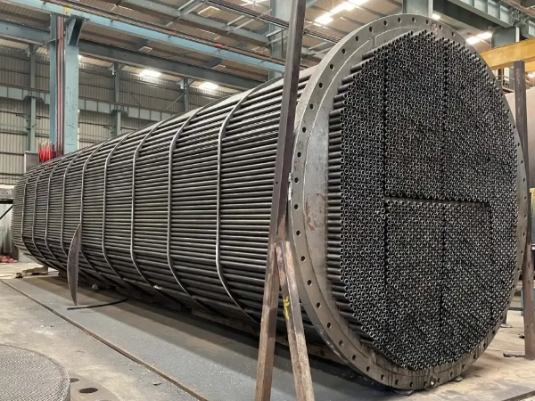 Heat exchanger tube bundle with U-bend stainless steel tubes
